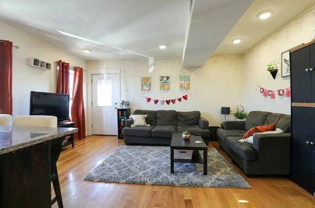 21 Weitz St, Unit 3 in Boston, MA - Foto de edificio - Building Photo