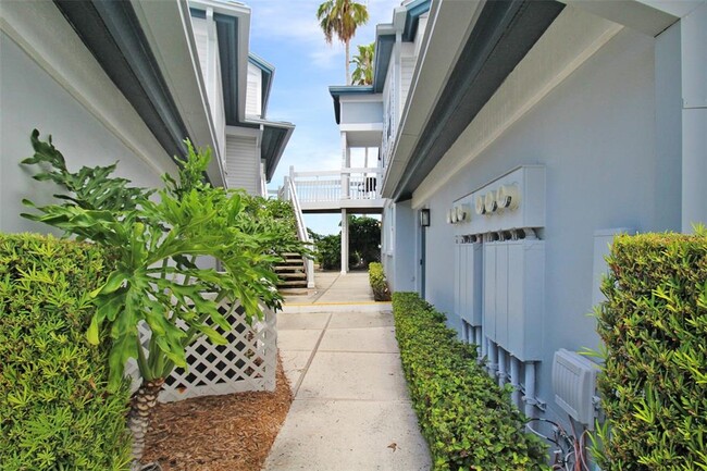 1335 Siesta Bayside Dr in Sarasota, FL - Building Photo - Building Photo