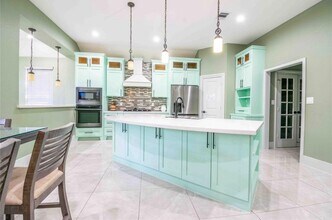 9233 Kentshire Dr in Houston, TX - Building Photo - Building Photo