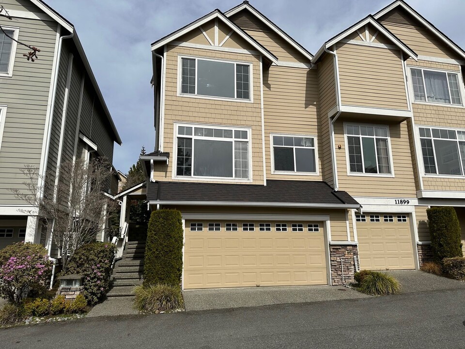11899 SE 4th Pl in Bellevue, WA - Building Photo