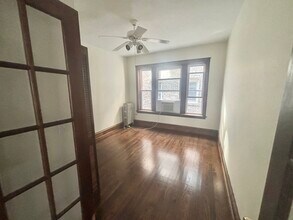4866 N Ashland Ave, Unit 2E in Chicago, IL - Building Photo - Building Photo