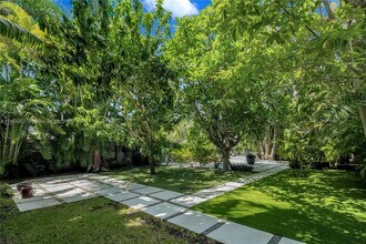 1111 N Venetian Dr in Miami Beach, FL - Building Photo - Building Photo