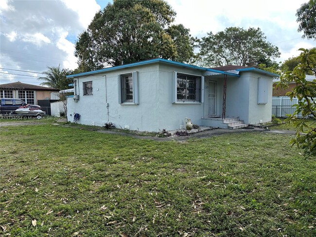 5987 Palm Ave in Hialeah, FL - Building Photo - Building Photo