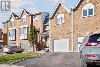 334 Sparrow Cir in Pickering, ON - Building Photo - Building Photo