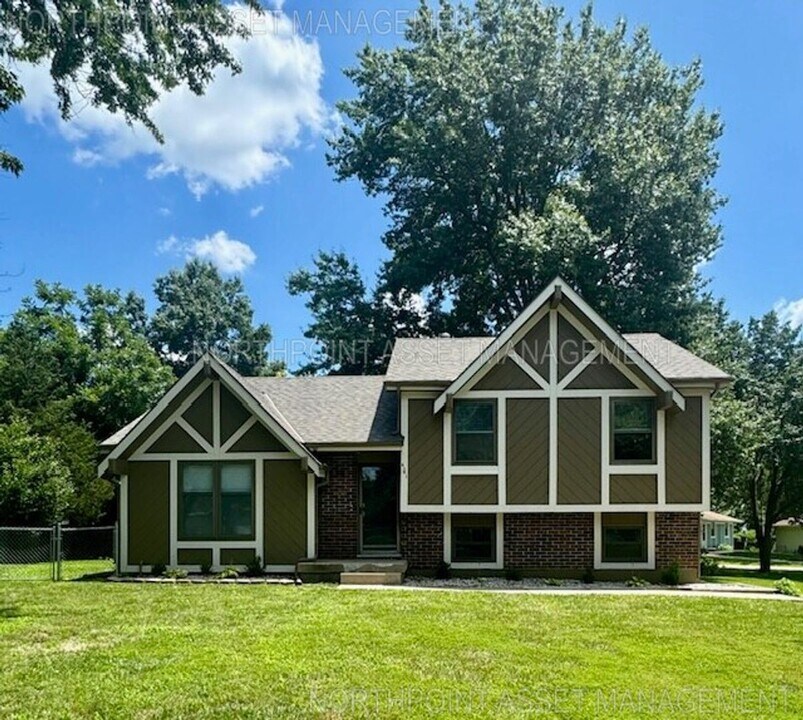 401 14th Ave N in Greenwood, MO - Building Photo