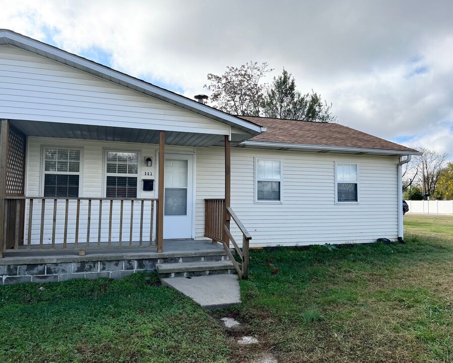 301 Cobb St in East Alton, IL - Building Photo