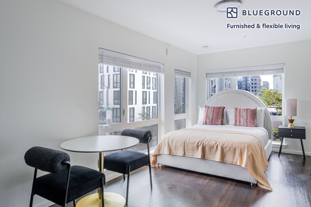 5001 Brooklyn Ave NE in Seattle, WA - Building Photo