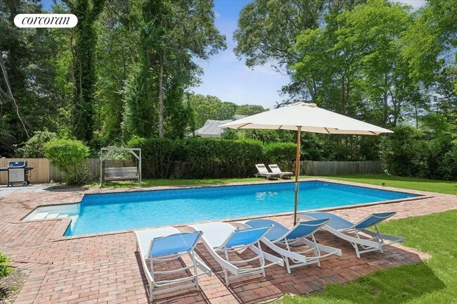 28 Dover Ave in Southampton, NY - Foto de edificio - Building Photo