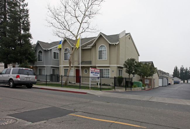 New Century Townhomes in Turlock, CA - Building Photo - Building Photo