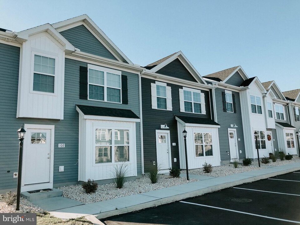 240 Beechwood Wy in Hanover, PA - Building Photo