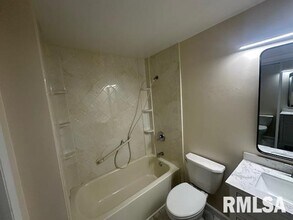 7414 N Parliament Pl in Peoria, IL - Building Photo - Building Photo