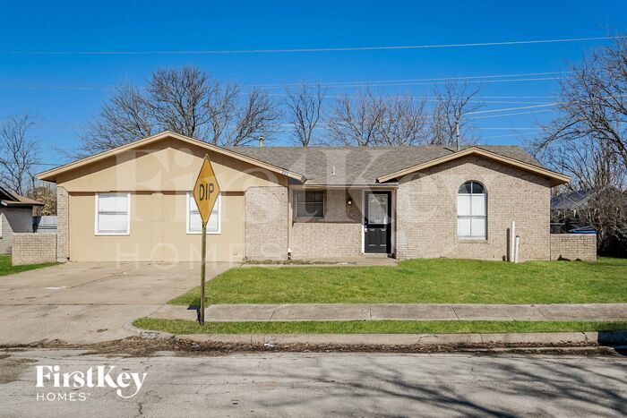 221 Buie Dr in Fort Worth, TX - Foto de edificio