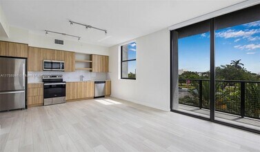 555 NE 8th St, Unit 611 in Fort Lauderdale, FL - Building Photo - Building Photo