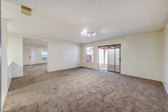 6863 Cypress Mist Dr in Converse, TX - Foto de edificio - Building Photo