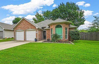 1735 Parkwood Dr in Grapevine, TX - Building Photo - Building Photo