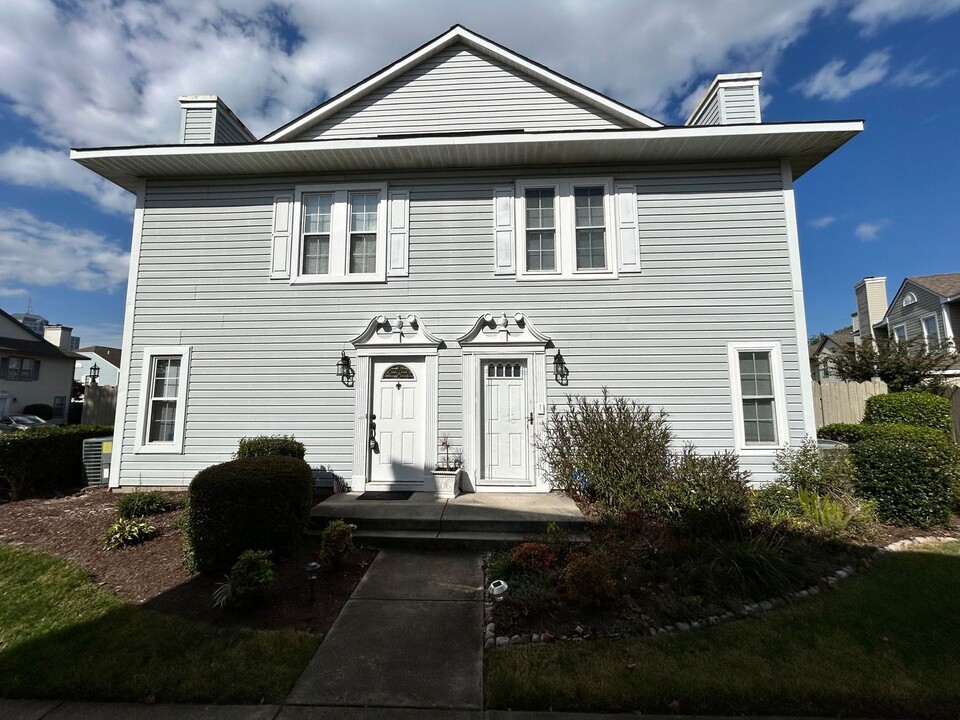 100 Seaside Ln in Virginia Beach, VA - Building Photo