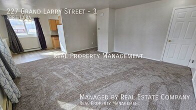 227 Grand Larry St, Unit 3 in Anchorage, AK - Building Photo - Building Photo