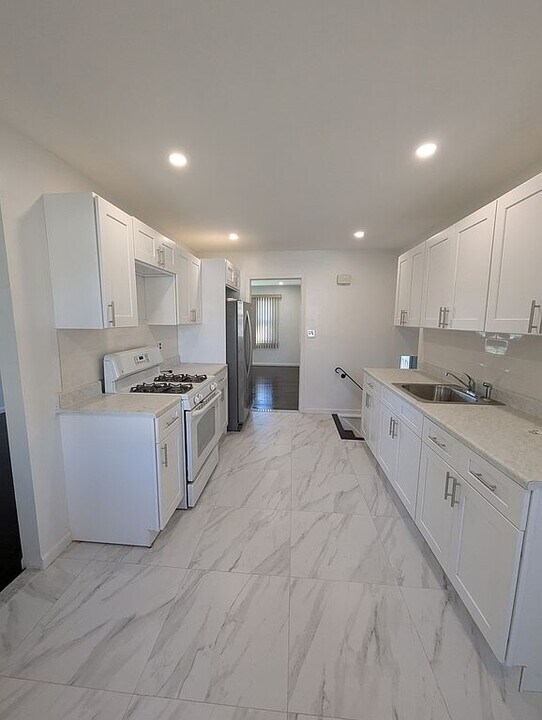 2278 Desisto Dr in Rahway, NJ - Building Photo