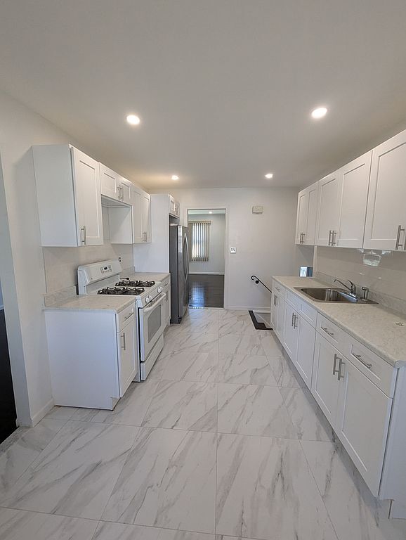 property at 2278 Desisto Dr