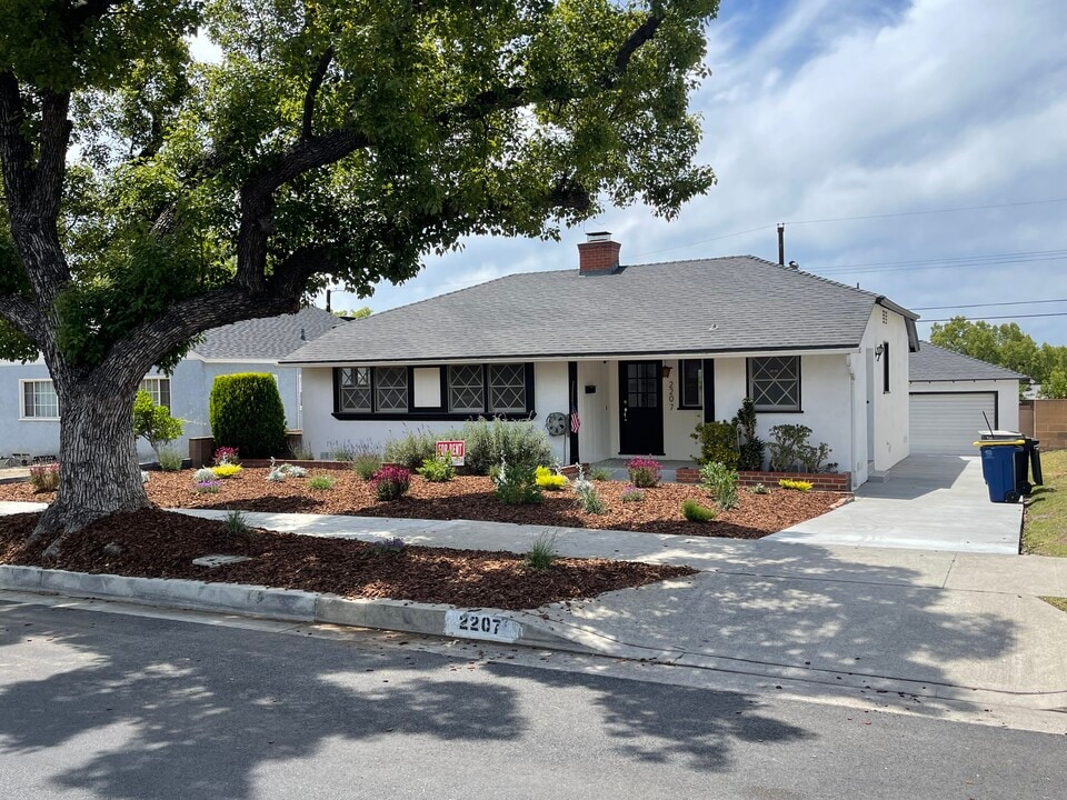 2207 Jolley Dr in Burbank, CA - Building Photo