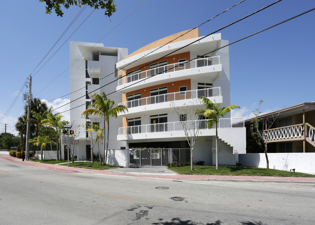 7700 Tatum Waterway Dr in Miami Beach, FL - Building Photo - Building Photo