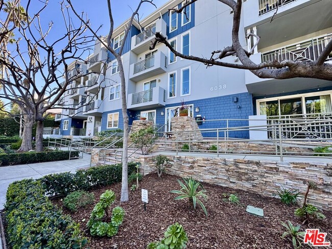 6038 Carlton Way in Los Angeles, CA - Building Photo - Building Photo