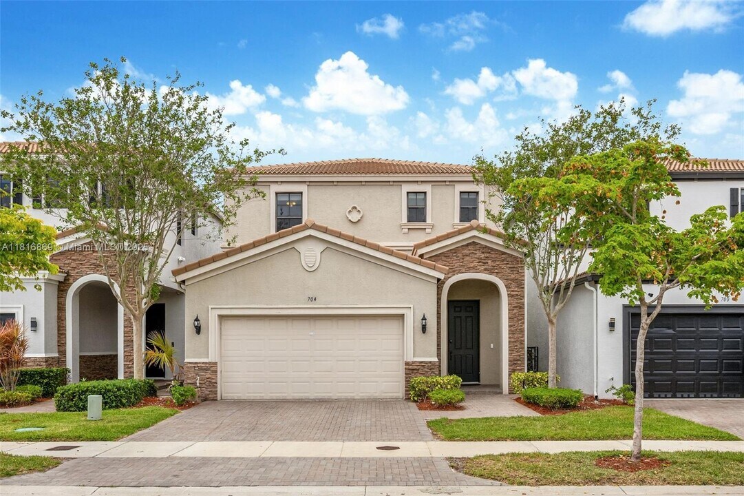 704 NE 193rd St in Miami, FL - Building Photo