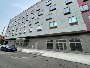 Van Sinderen Plaza in Brooklyn, NY - Foto de edificio - Building Photo