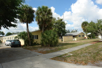 Laurel Drive Apartments in Lake Park, FL - Building Photo - Building Photo