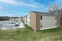 McCormick Crossing in Sistersville, WV - Foto de edificio - Building Photo