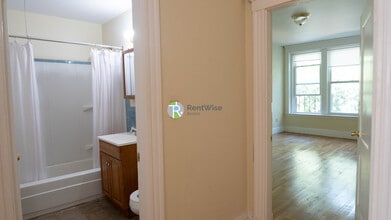 1126 Commonwealth Ave, Unit 5 in Boston, MA - Foto de edificio - Building Photo