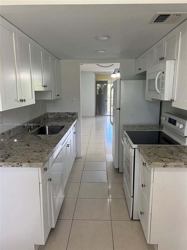 3301 NW 47th Terrace in Lauderdale Lakes, FL - Building Photo - Building Photo