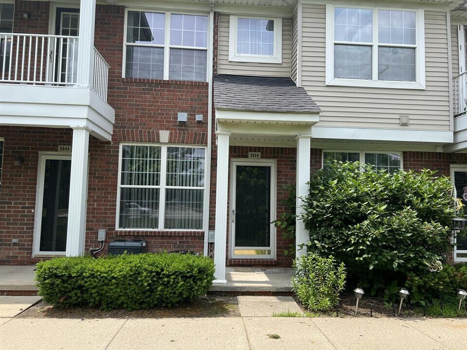 3950 Cherry Creek Ln in Sterling Heights, MI - Building Photo