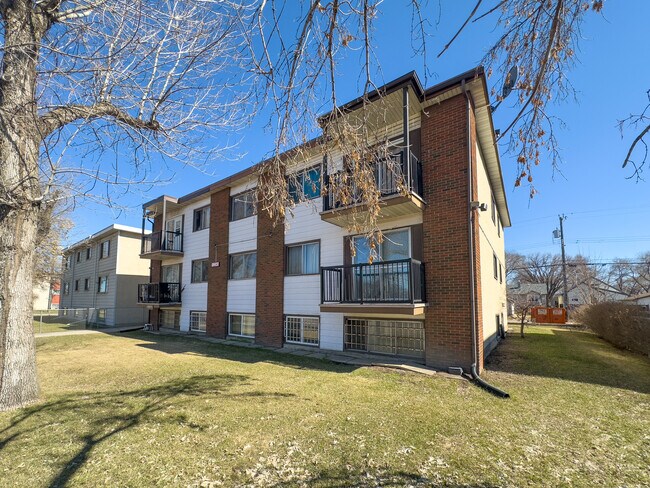 Roppo Casa in Edmonton, AB - Building Photo - Building Photo