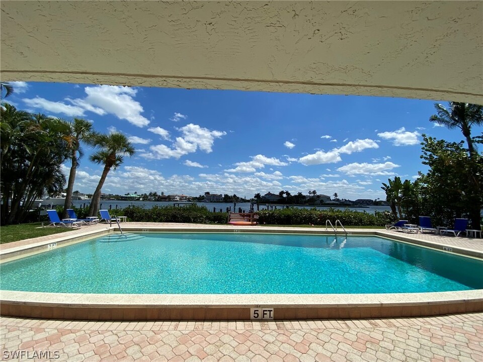 9485 Gulf Shore Dr in Naples, FL - Building Photo