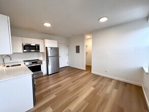 1650 W Roscoe St in Chicago, IL - Building Photo - Building Photo