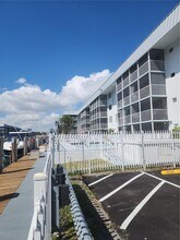 3750 NE 170th St in North Miami Beach, FL - Foto de edificio - Building Photo