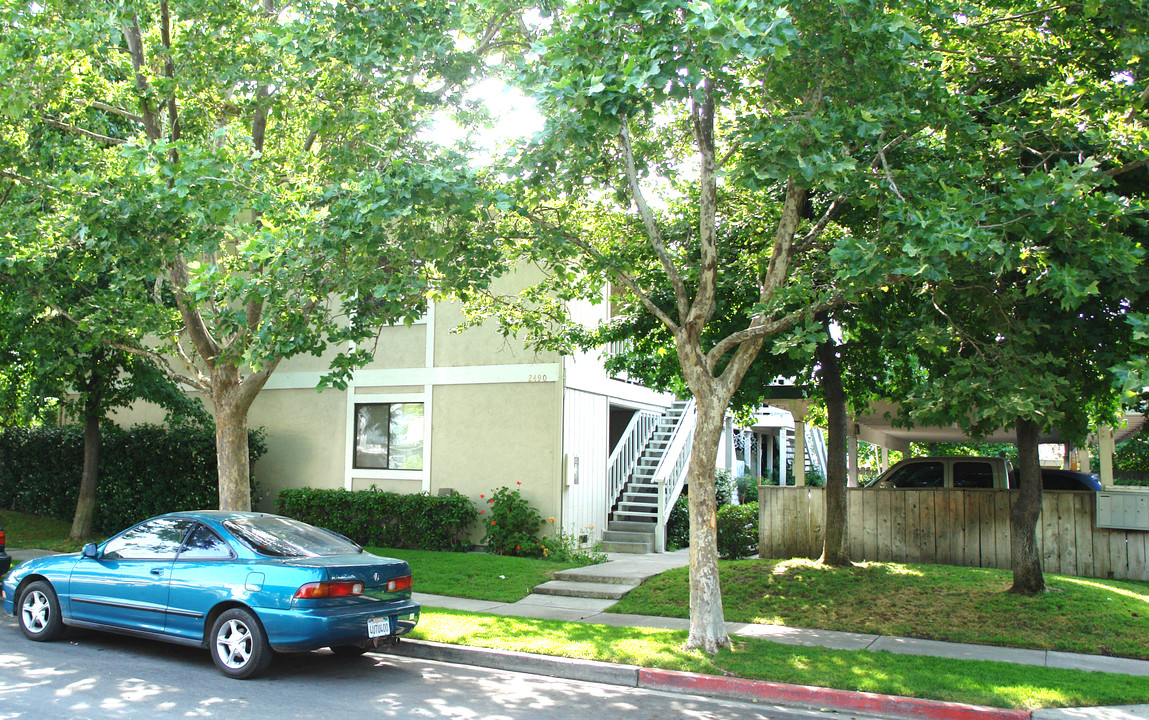 2490 Walters Way in Concord, CA - Foto de edificio