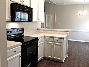 4038 River Falls Dr in Lowell, NC - Building Photo - Building Photo