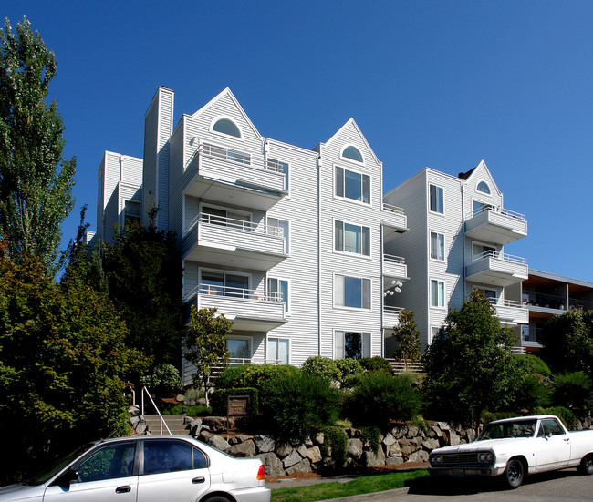 Westview Apartments in Seattle, WA - Building Photo - Building Photo