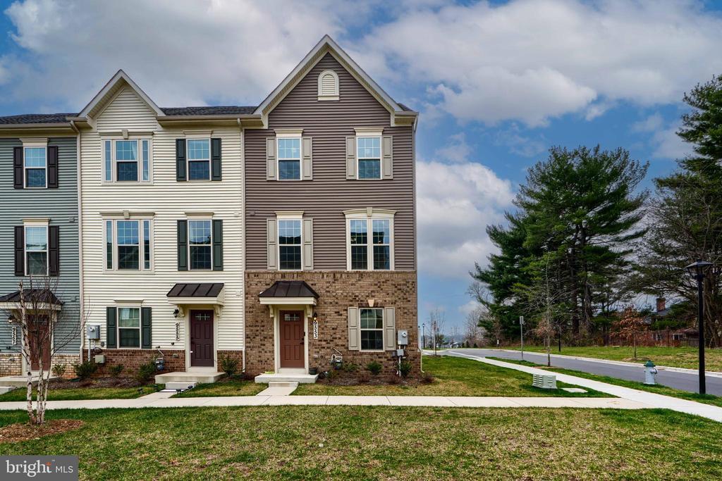 9553 Tall Oaks Rd in Montgomery Village, MD - Building Photo