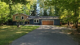 7967 Sunset Dr in Traverse City, MI - Building Photo