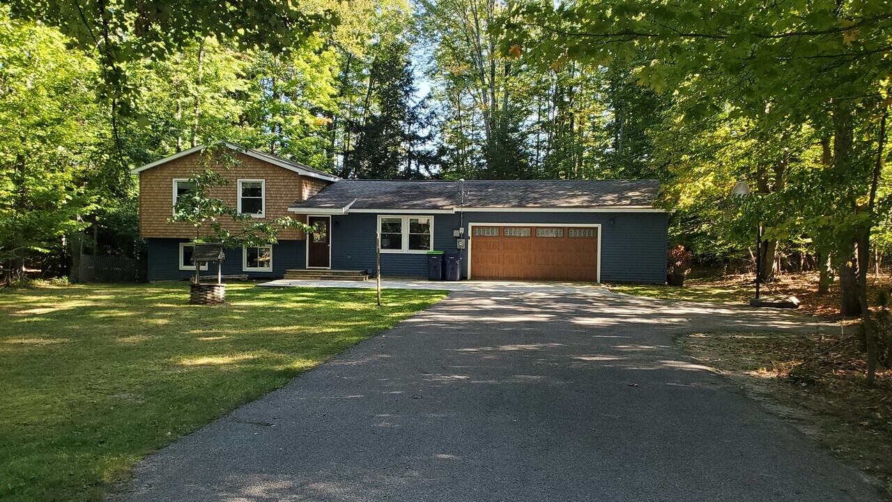 7967 Sunset Dr in Traverse City, MI - Foto de edificio