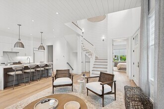 8 Magnolia Dr in Water Mill, NY - Building Photo - Building Photo
