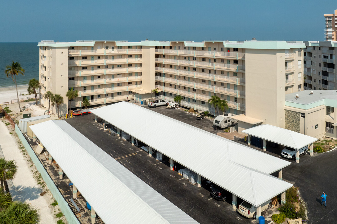 Leonardo Arms in Ft. Myers, FL - Building Photo