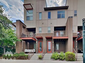 10254 E 29th Dr in Denver, CO - Building Photo