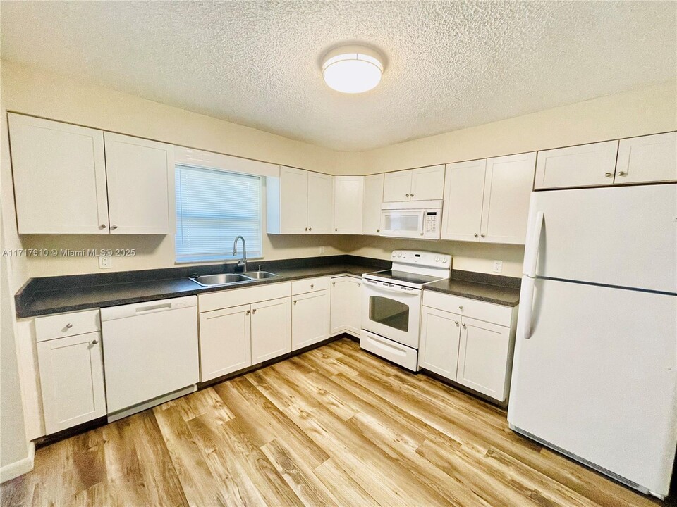 3720 NW 91st Ave-Unit -1 in Sunrise, FL - Foto de edificio