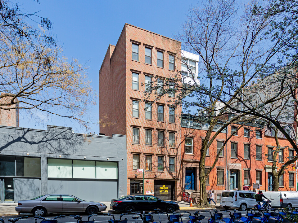 Hallet's Cove House in New York, NY - Building Photo