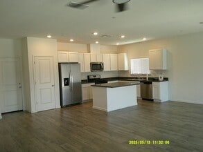 670 Wisteria Ln in Dixon, CA - Building Photo - Building Photo