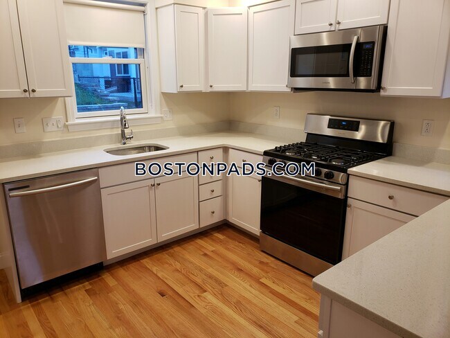 96 Waumbeck St, Unit 1 in Boston, MA - Building Photo - Building Photo